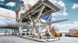Hubarbeitsbühnen und Frachthochlader zur Beladung von Flugzeugen mit der kompletten Schweißkonstruktion von ISN